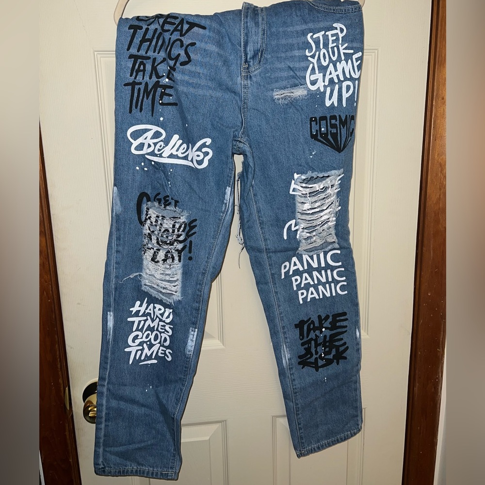 Fashion jeans with 4 stylish rips in the back